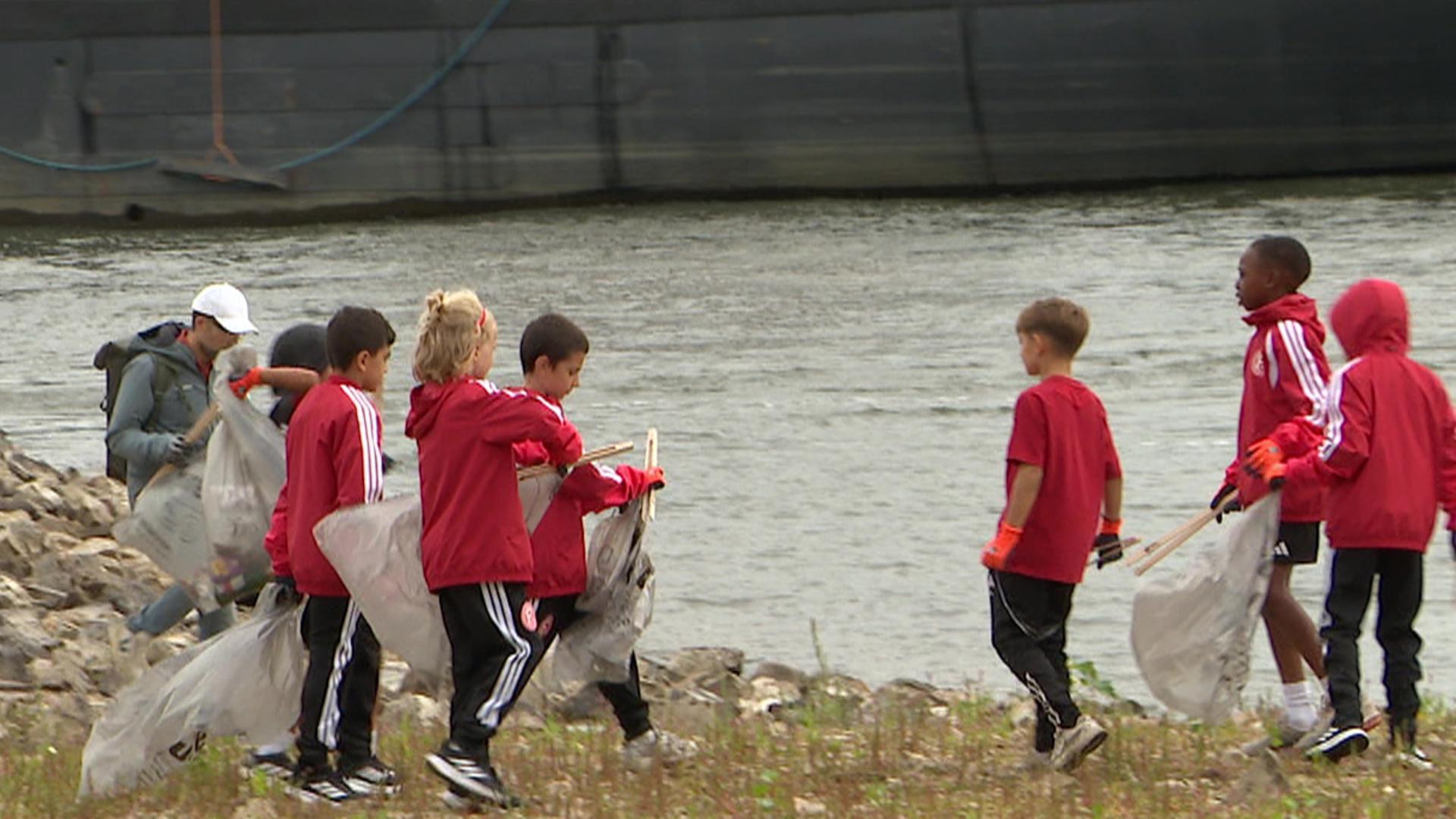 Kinderin roten Jacken sammeln Müll | WDR