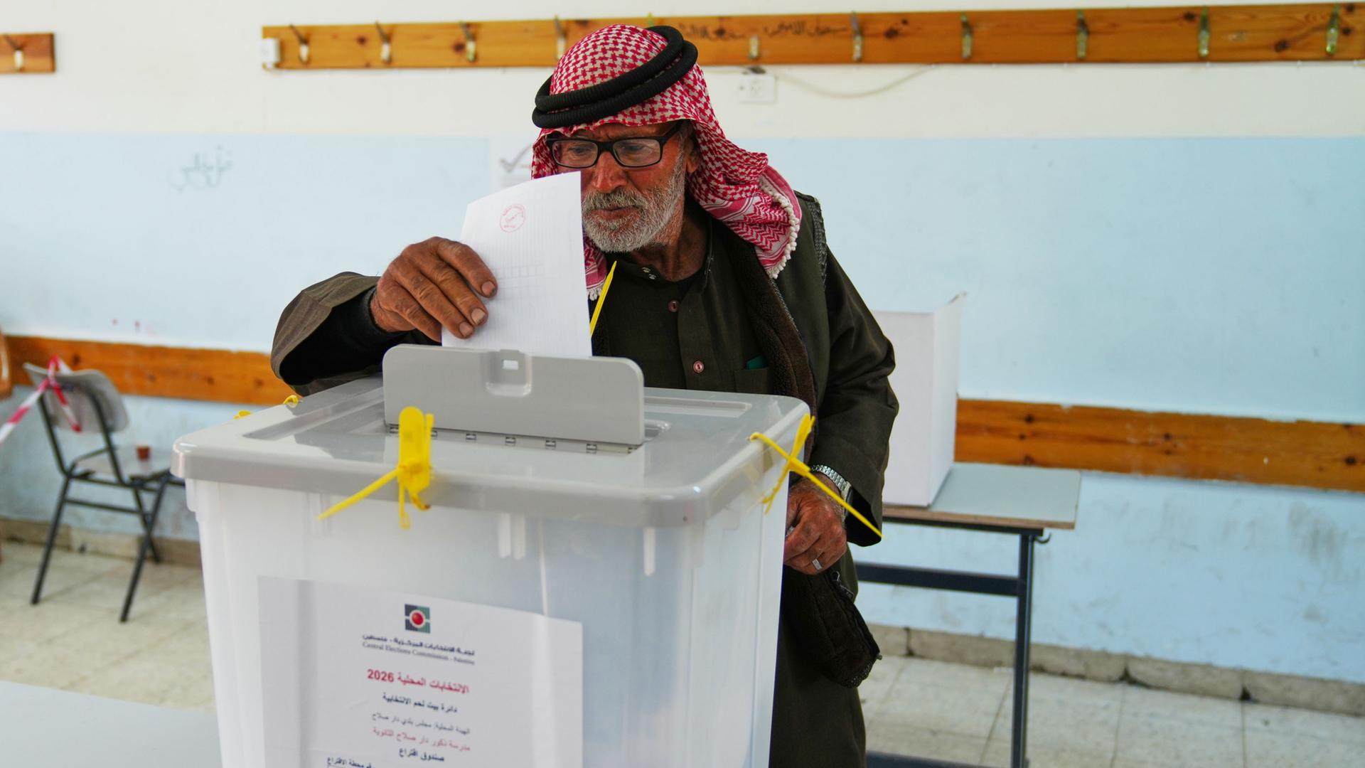 Al-Ubaidiya: Ein Palästinenser gibt seine Stimme bei den Kommunalwahlen ab | Mahmoud Illean/AP/dpa