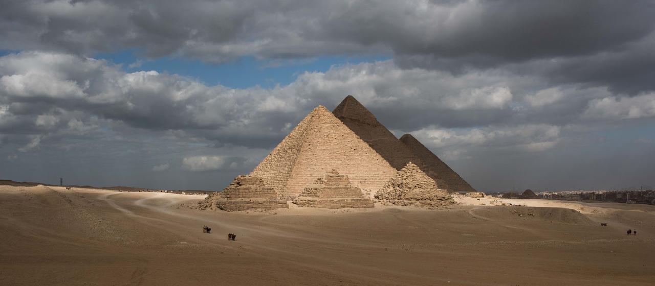 Die Pyramide des Mykerinos in Gizeh (Ägypten) wird von einem Sonnenstrahl getroffen. 