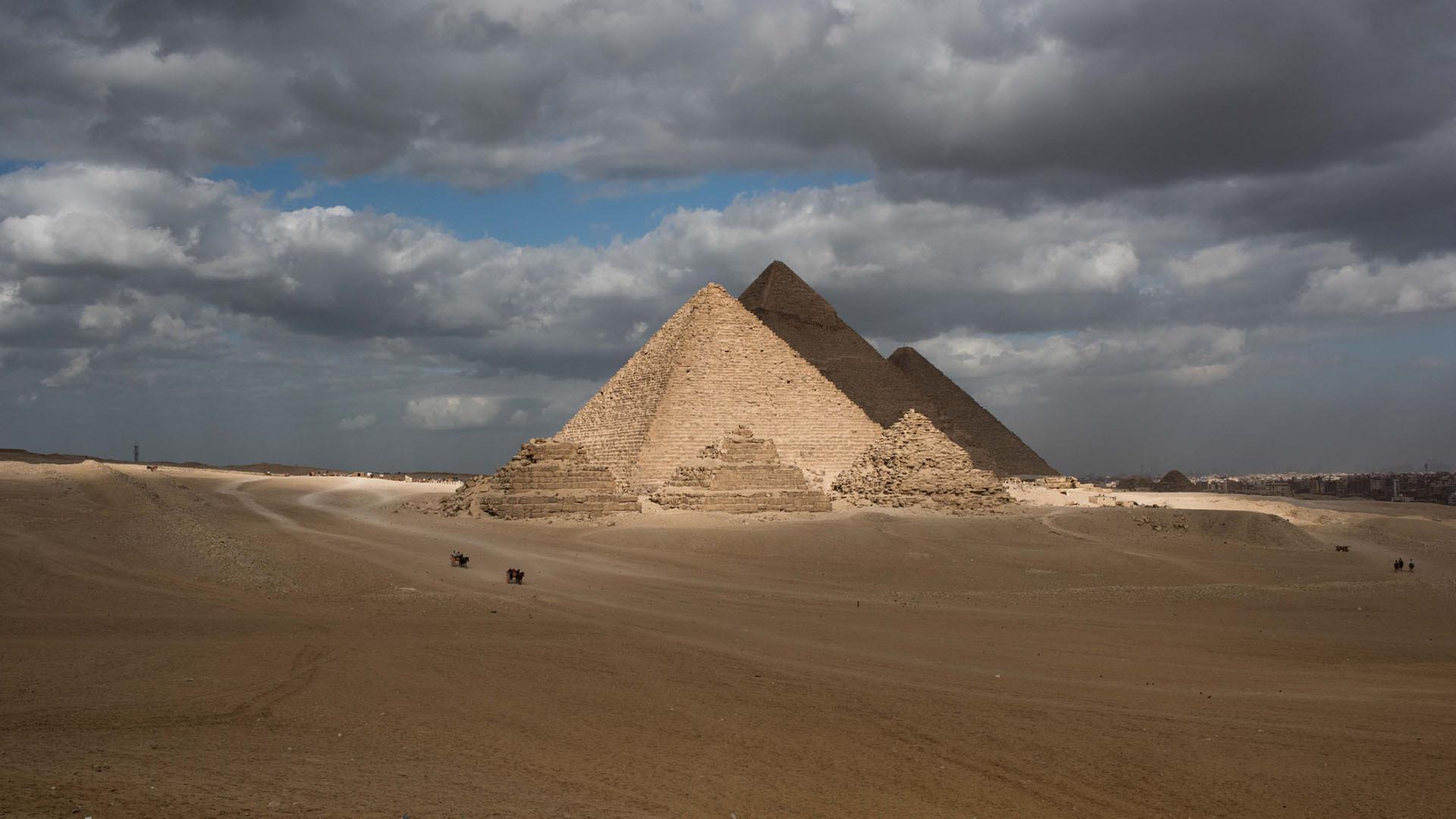 Die Pyramide des Mykerinos in Gizeh (Ägypten) wird von einem Sonnenstrahl getroffen.  | picture alliance/dpa
