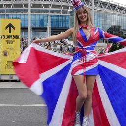 Swift-Fans warten vor dem Wembley-Stadion in London.