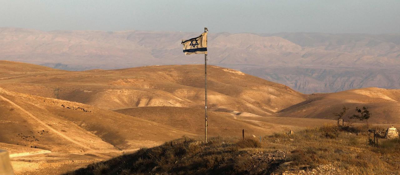 Eine israelische Flagge im Westjordanland.