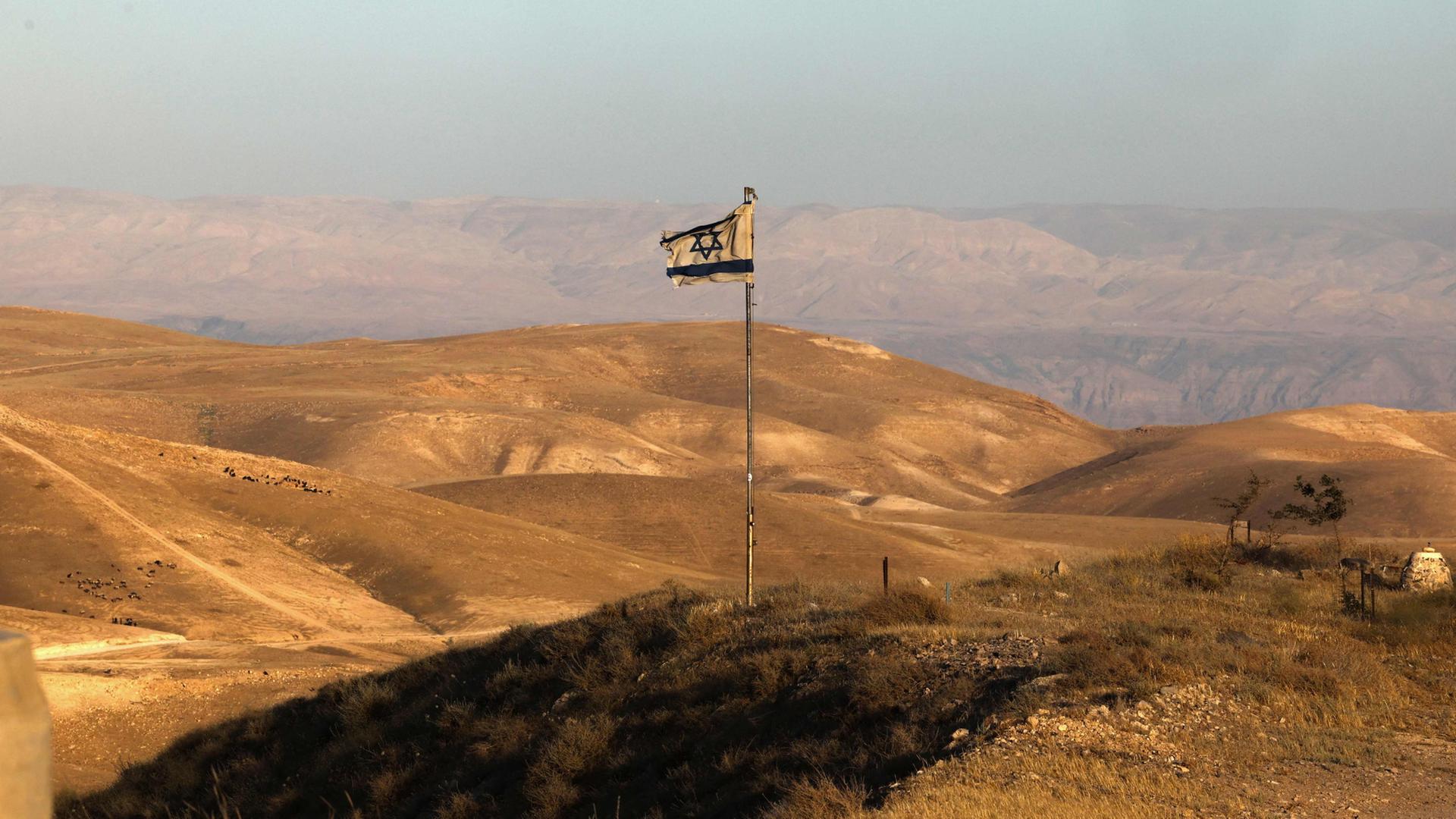 Eine israelische Flagge im Westjordanland. | AFP