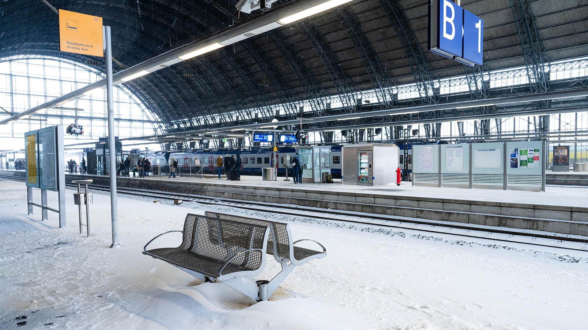 Schnee wurde bis in die Halle des Bremer Hauptbahnhofes geweht. | dpa