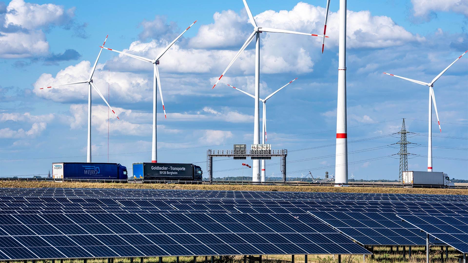 Windpark und Photovoltaikanlagen. | picture alliance / Jochen Tack