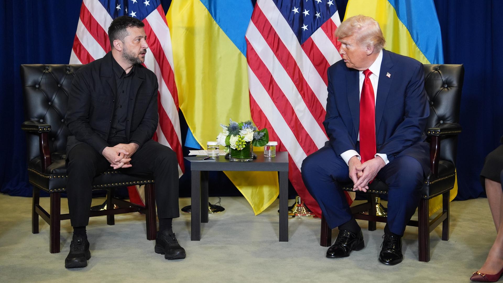 Wolodymyr Selenskyj und Donald Trump schauen sich über einen Tisch hinweg an. | dpa