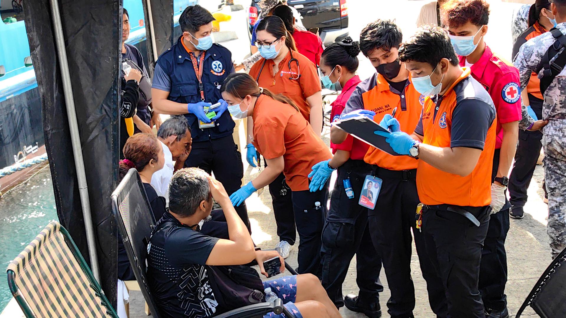 Rettungskräfte versorgen Überlebende der gesunkenen Fähre M/V Trisha Kerstin 3. | EPA