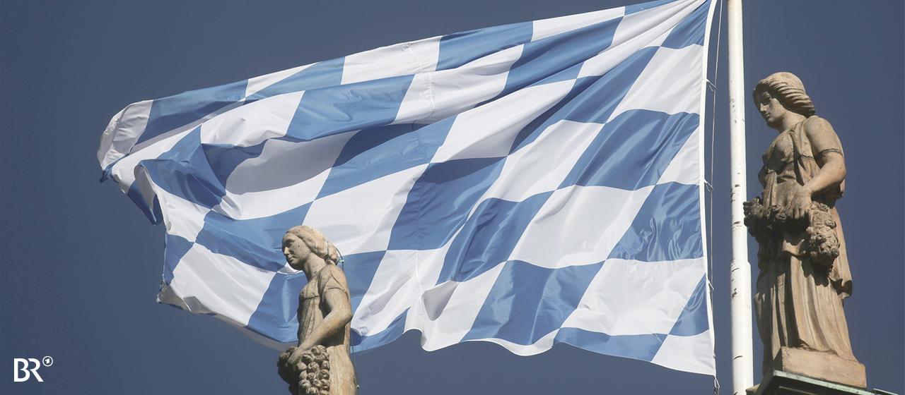 Eine weißblaue Flagge weht über dem bayerischen Landtag.