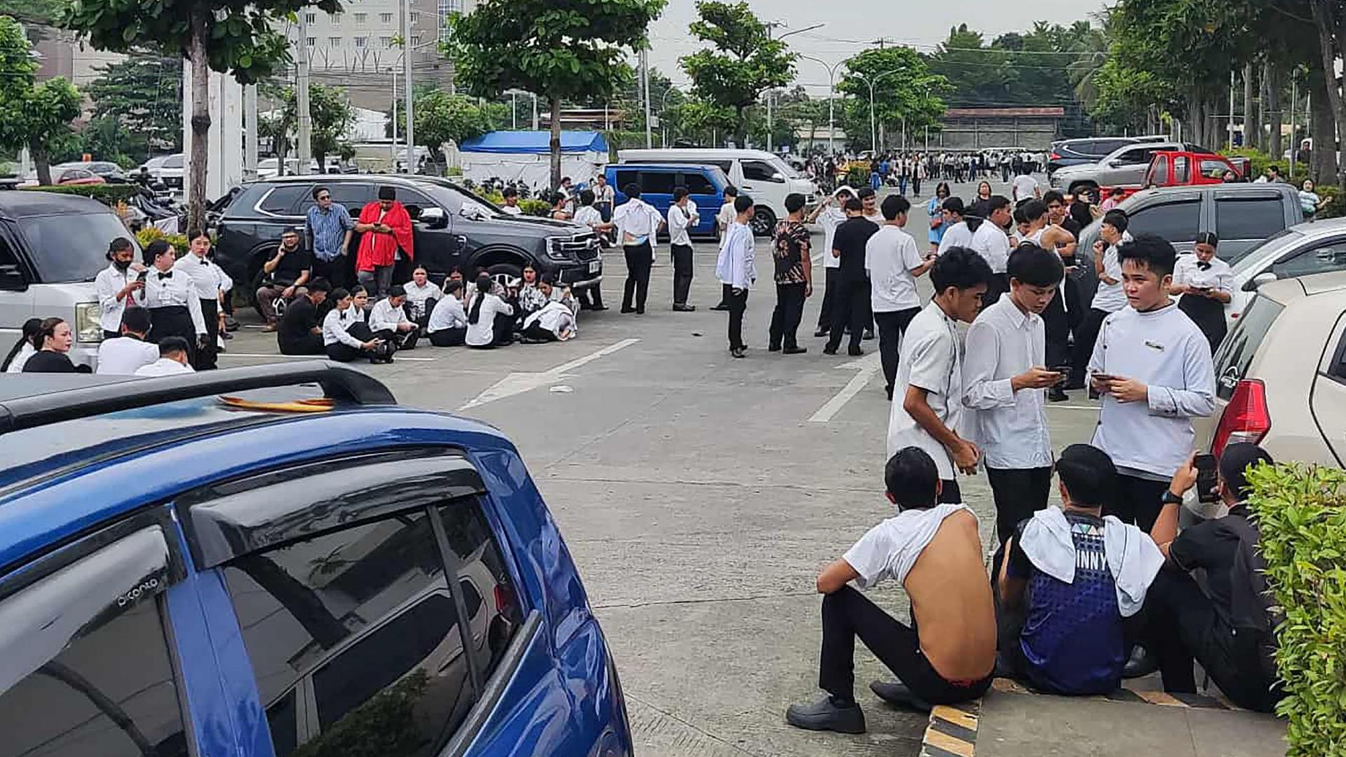 Menschen versammeln sich nach einem Erdbeben in Davao City auf der Straße. | AFP
