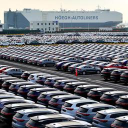 Für den Export bestimmte Fahrzeuge im Hafen von Suzhou, China.