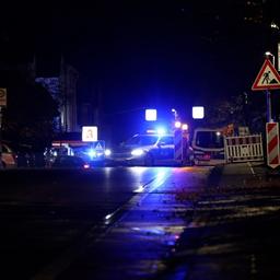Polizeifahrzeuge stehen bei Nacht auf der Hohenstaufenstraße in Göppingen. 