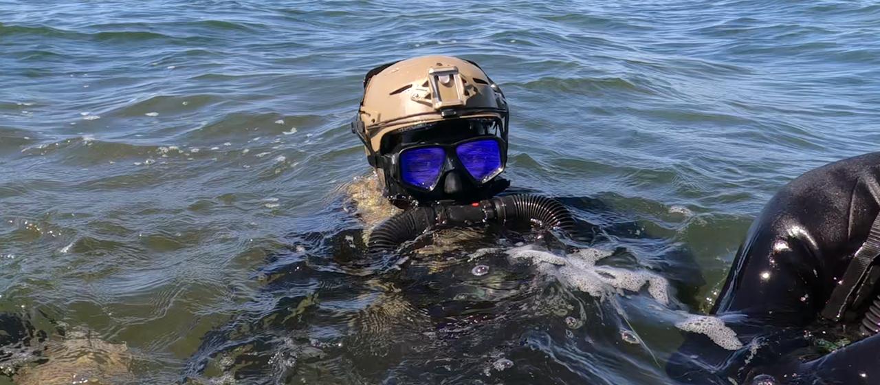 Ukrainische Kampftaucher im Wasser
