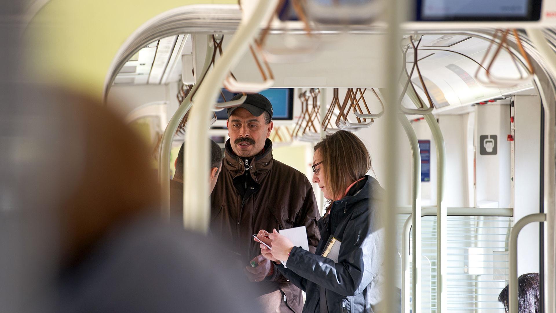 Kontrolleure prÃ¼fen Fahrkarten in der Bahn (Foto: picture alliance / dpa | Holger Hollemann) | picture alliance / dpa | Holger Hollemann
