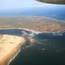 Kleine Inseln sind aus dem Fenster eines Flugzeuges zu sehen. (Archivbild: 4.10.2011)