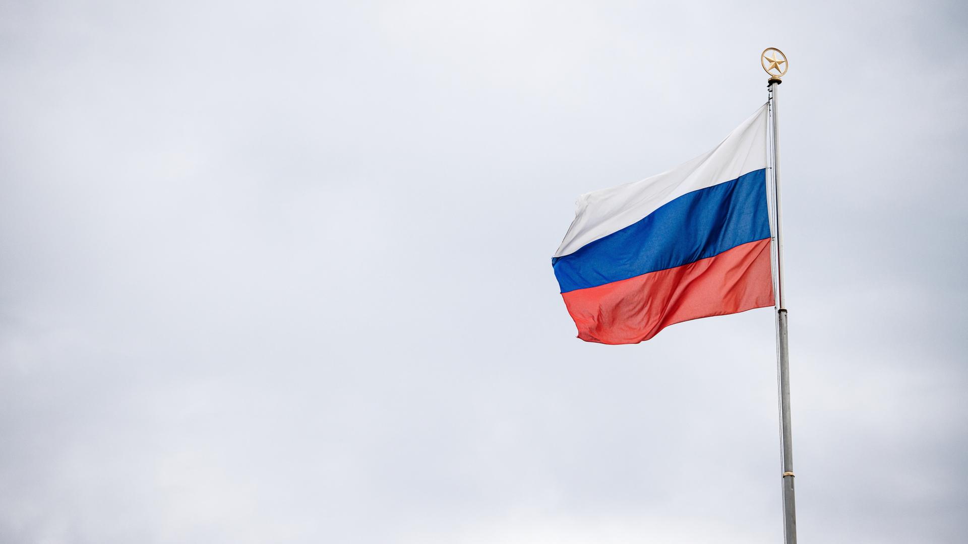 Die russische Flagge hängt an einem Fahnenmast.  | EPA/CLEMENS BILAN