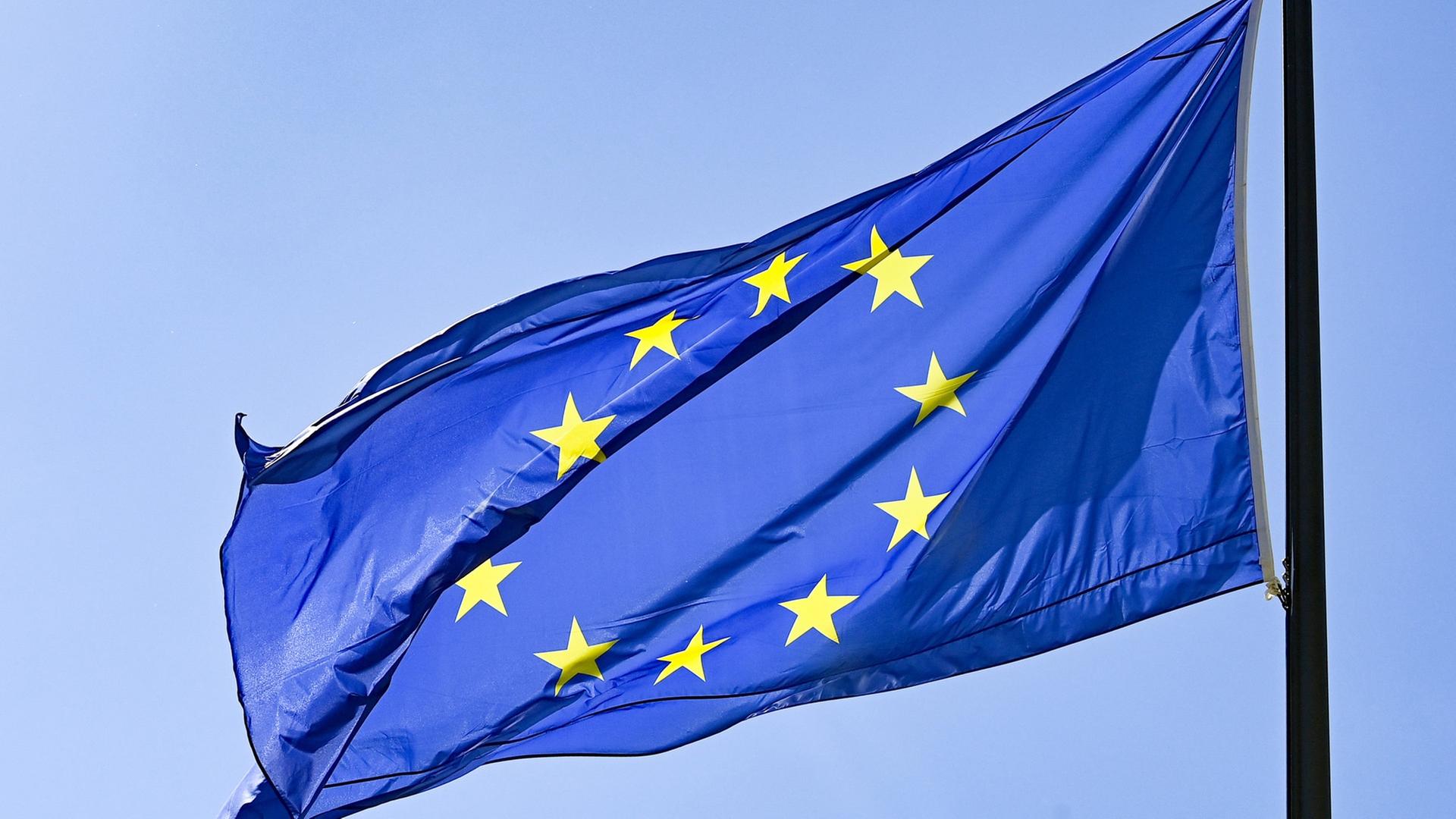 Die EU-Flagge weht vor blauem Himmel im Wind | dpa