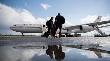 Der Airbus A340 der Luftwaffe "Konrad Adenauer" steht bereit für den Abflug der Bundeskanzlerin nach Washington.