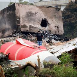 Ein Feuerwehrmann steht am Wrack einer abgestürzten Air-India-Maschine.