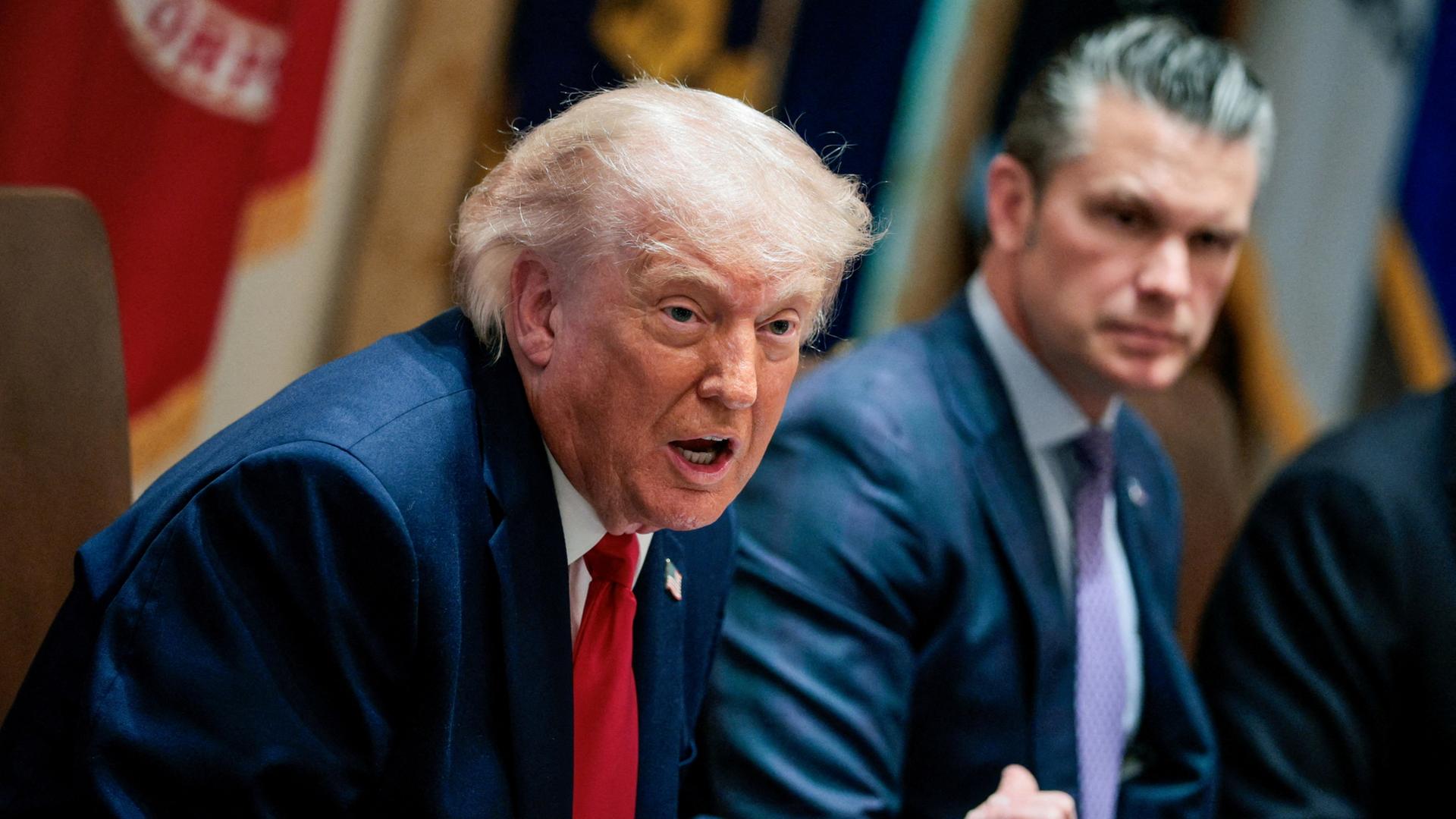 Donald Trump und Pete Hegseth | REUTERS