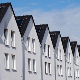 Weiß gestrichene Fassaden mehrerer Reihenhäuser