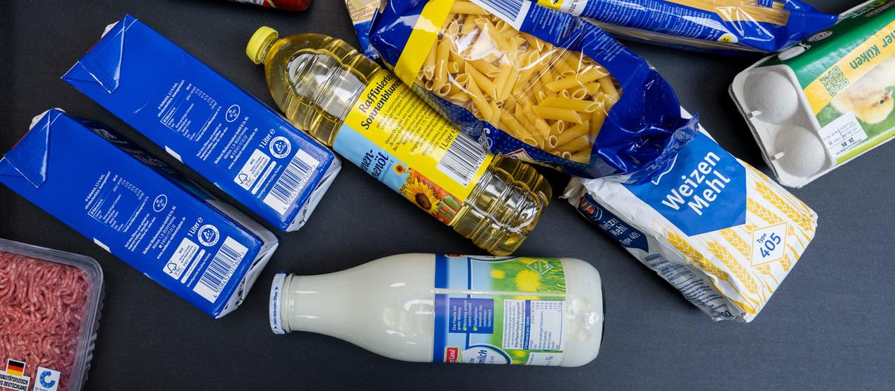 Lebensmittel liegen in einem Supermarkt in Leipzig an der Kasse auf dem Band.