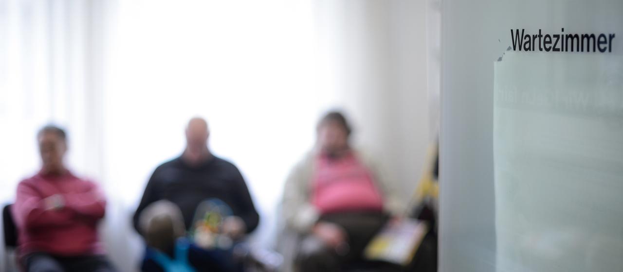 Patienten warten im Wartezimmer einer Arztpraxis