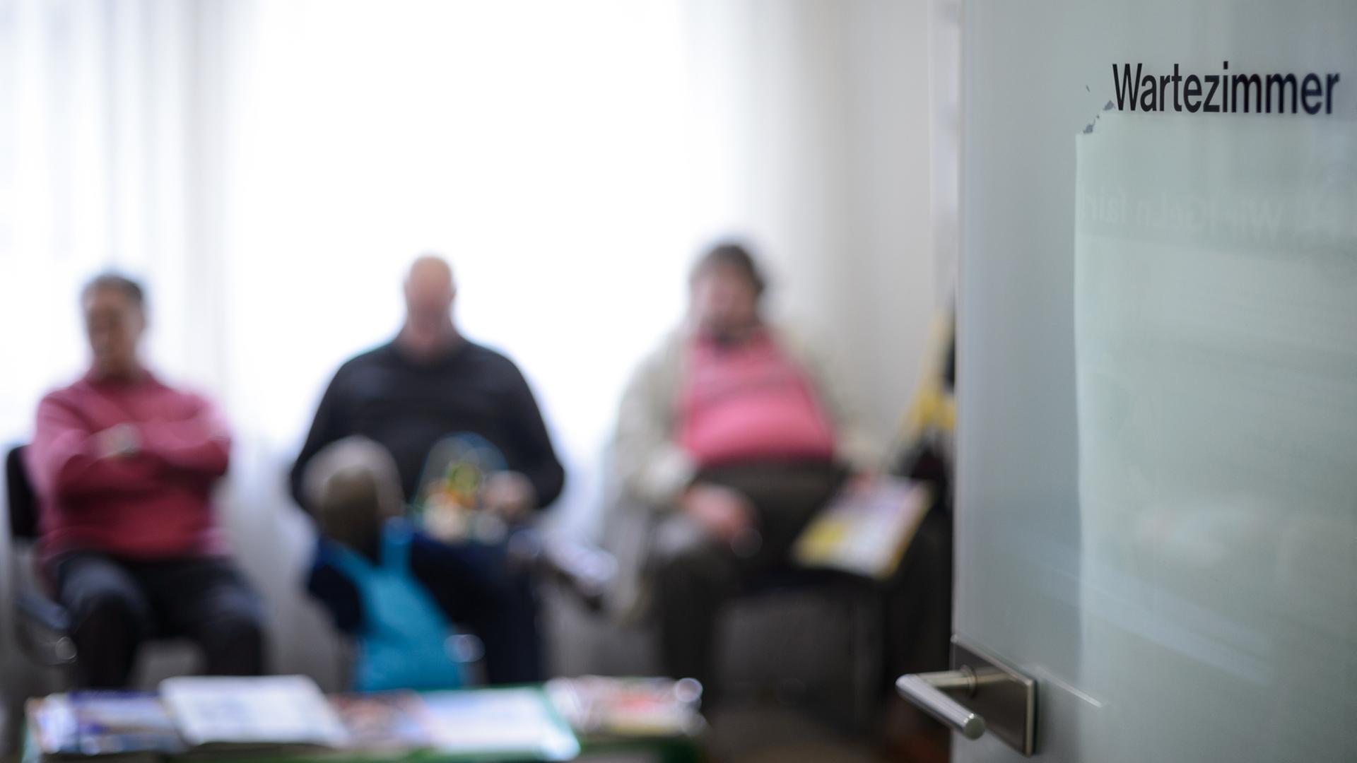 Patienten warten im Wartezimmer einer Arztpraxis | dpa
