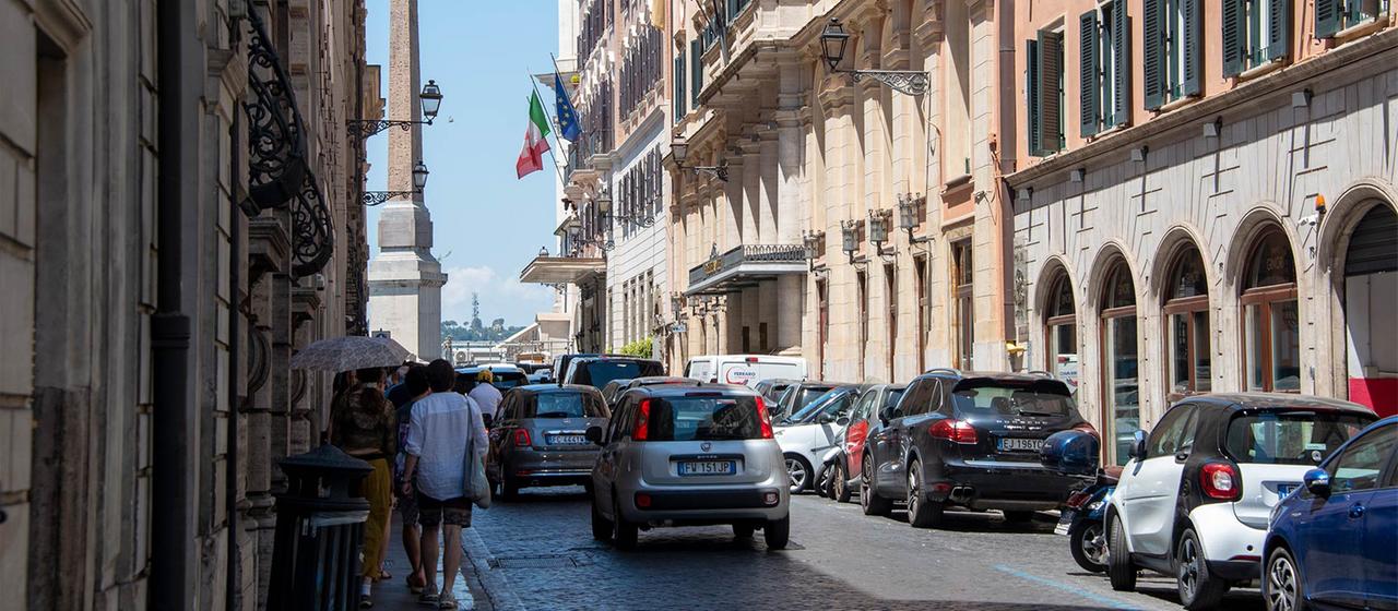Straßenverkehr in Rom, Italien.