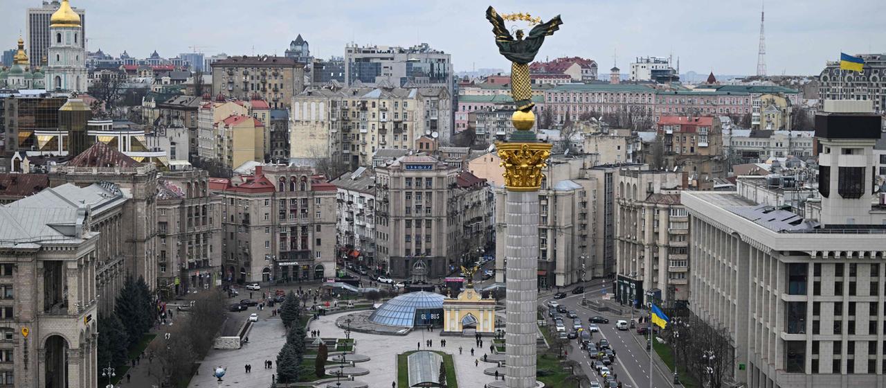 Fußgänger und Autofahrer halten eine Schweigeminute im ukrainischen Kiew ab. | AFP Fußgänger und Autofahrer halten eine Schweigeminute im ukrainischen Kiew ab.