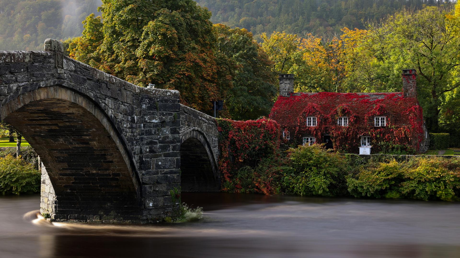 Der Fluss Conwy flieÃt am Teehaus 