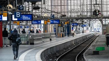 Wenige Menschen im Kölner Hauptbahnhof, ohne Züge.
