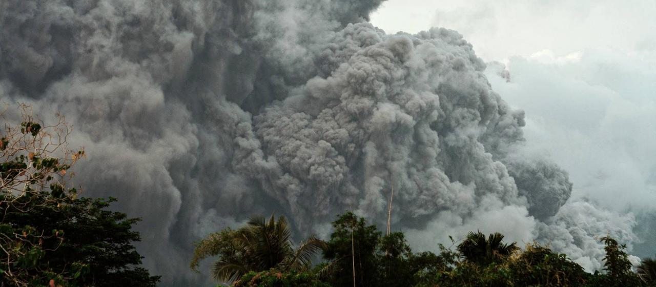 Der Vulkan Mayon auf den Philippinen spuckt Asche aus.
