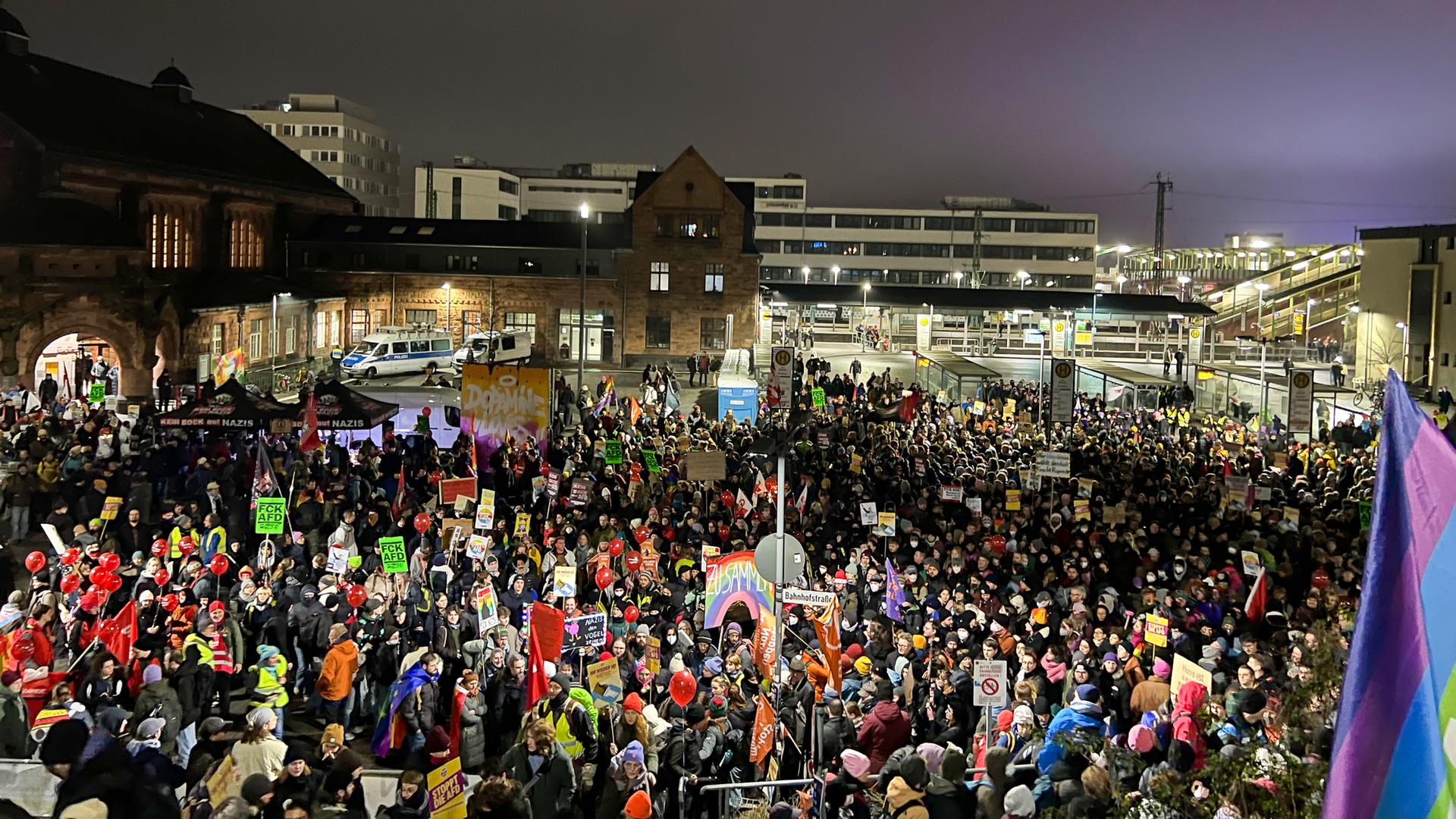 Vogelperspektive auf zahlreiche Menschen mit Luftballons und Schildern | hr/Rebekka Dieckmann