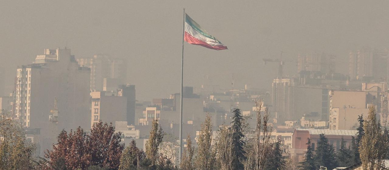 Die iranische Flagge weht über der Hauptstadt Teheran. (Aufnahme vom 11. November 2025)
