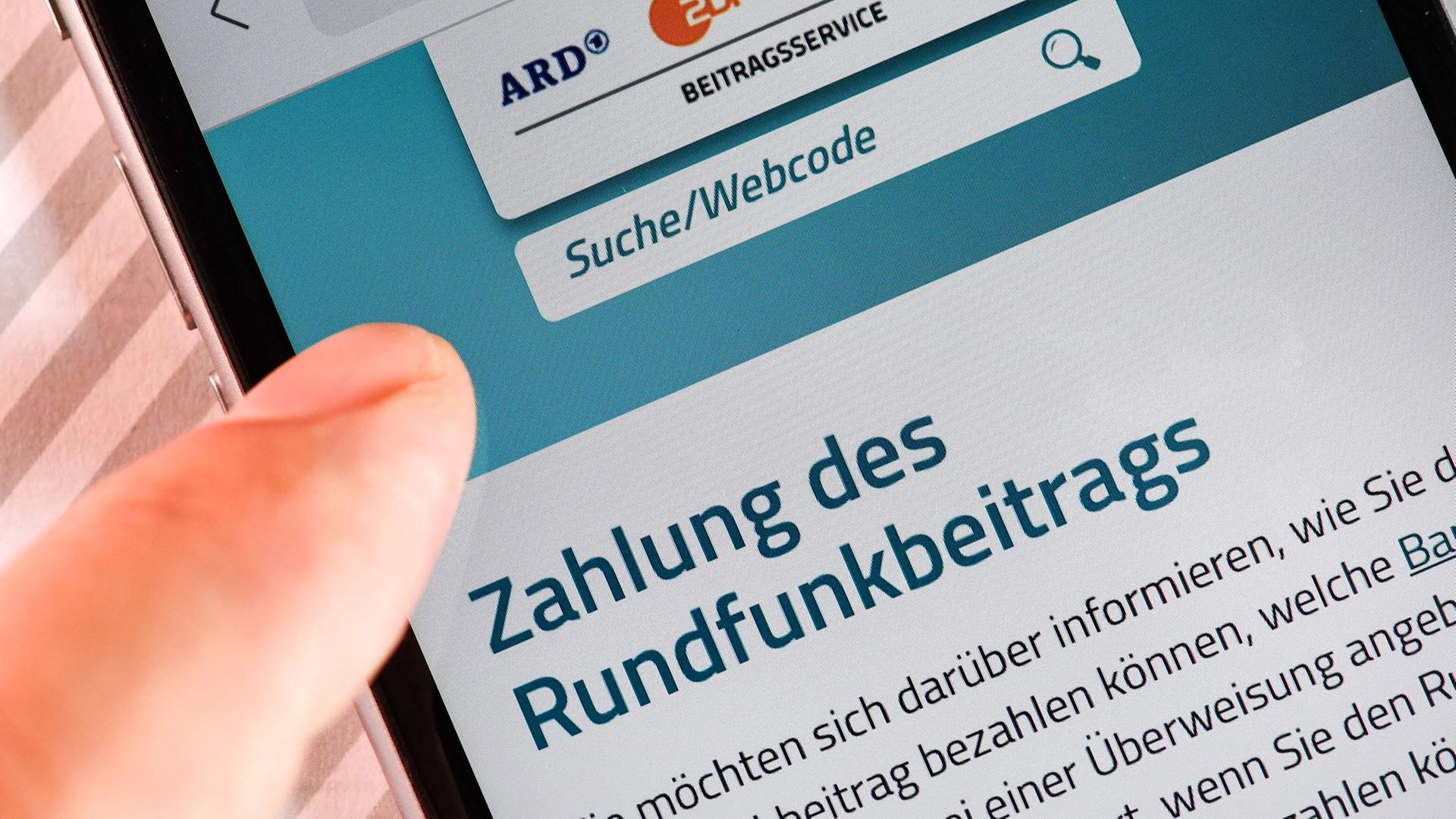 Auf einem Smartphone ist eine Website zur Information über die Zahlung des Rundfunkbeitrags aufgerufen.  | picture alliance/dpa/dpa-Zentral