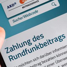 Auf einem Smartphone ist eine Website zur Information über die Zahlung des Rundfunkbeitrags aufgerufen. 