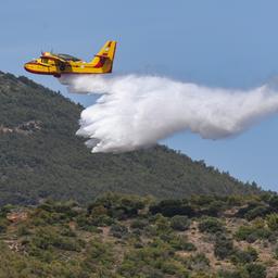 Canadair-Löschflugzeug bei einer Übung in Griechenland