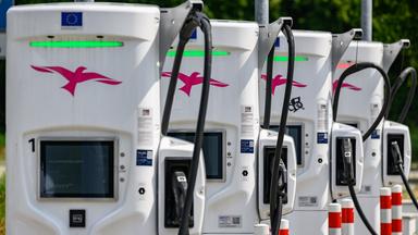 Ladestationen für Elektroautos stehen an einer Autobahn-Raststätte