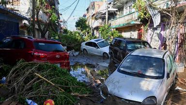 Autos stehen in einer überfluteten Straße in Acapulco nach Hurrikan "Otis".