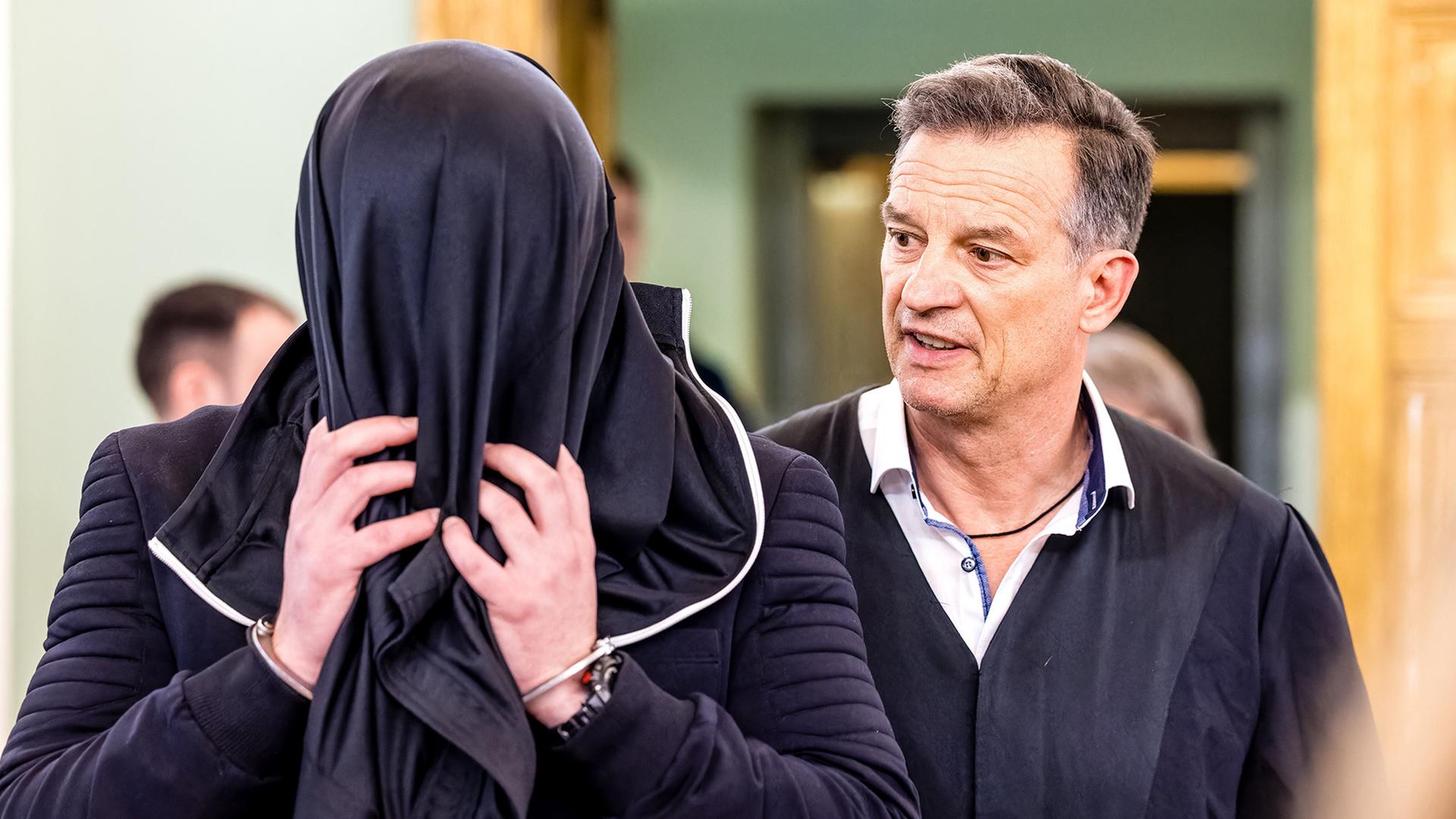 Der Angeklagten wird von seinem Verteidiger Christoph Rühlmann in den Verhandlungssaal begleitet. | Frank Hammerschmidt/dpa