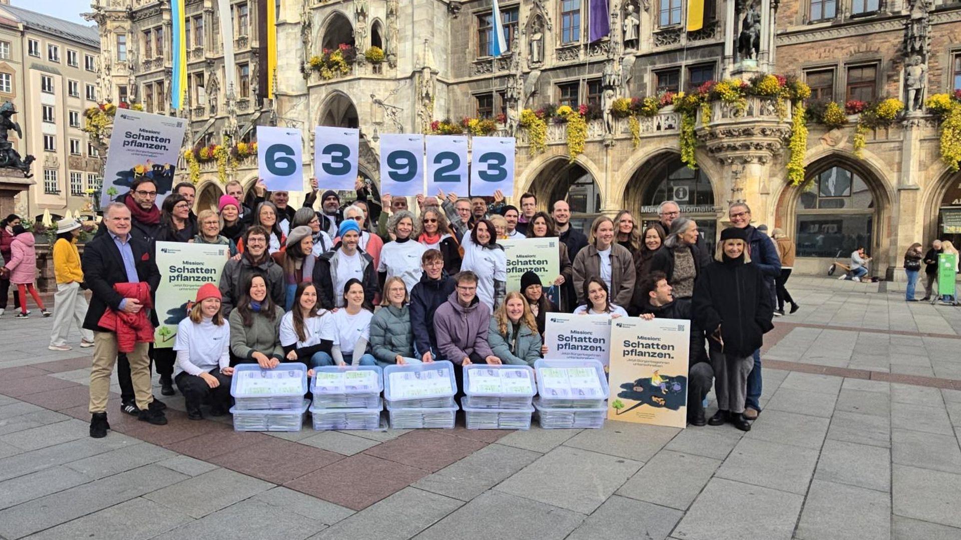 Kistenweise Unterschriften für Baumentscheid in München