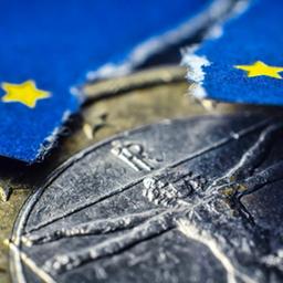 Eine Euro-Münze und eine zerrissene EU-Fahne | picture alliance / Bildagentur-o Eine Euro-Münze und eine zerrissene EU-Fahne