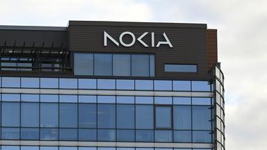 Logo auf dem Dach der Nokia-Zentrale in Espoo, Finnland.