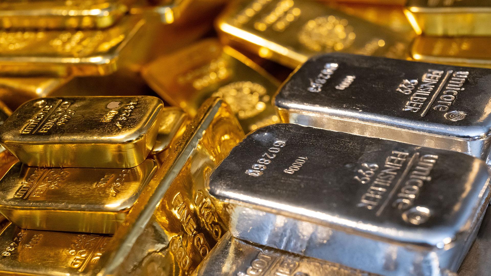 Gold- und Silberbarren in unterschiedlicher Größe liegen beim Edelmetallhändler Pro Aurum in einem Tresor auf einem Tisch. | picture alliance/dpa