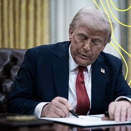 US-Präsident Donald Trump unterzeichnet ein Dekret im Oval Office im Weißen Haus.