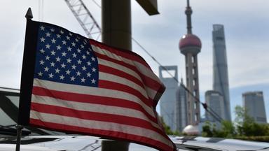 Eine US-Flagge im Finanzdistrikt in Shanghai