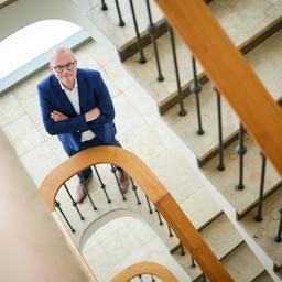 ochen Ott (SPD), designierter Spitzenkandidat der NRW-SPD für die Landtagswahl 2027, steht in einem Treppenhaus