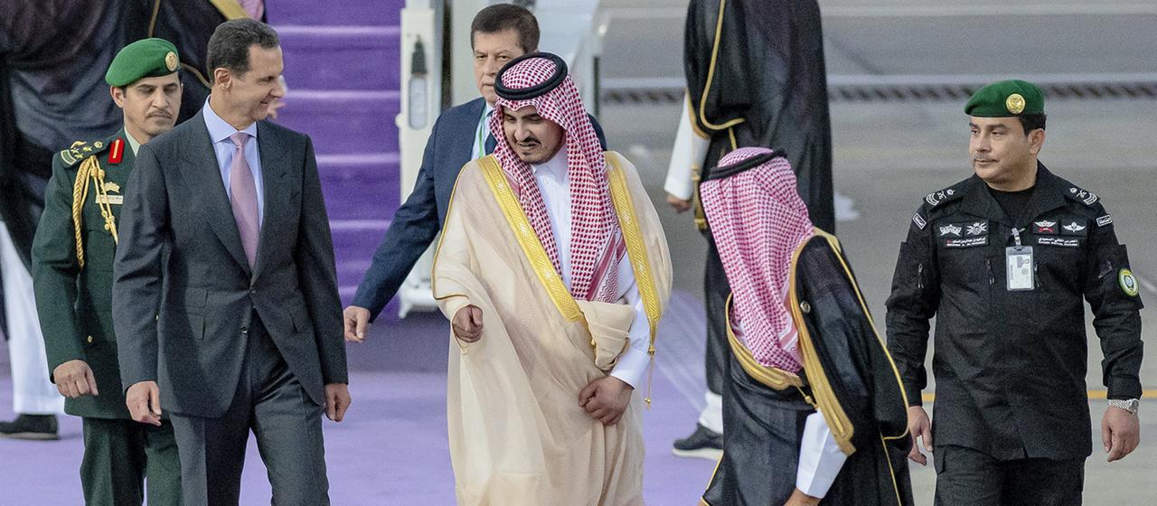 Baschar al-Assad wird am Flughafen von Dschidda von Prinz Bandar Bin Sultan in Empfang genommen. 