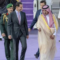 Baschar al-Assad wird am Flughafen von Dschidda von Prinz Bandar Bin Sultan in Empfang genommen. 