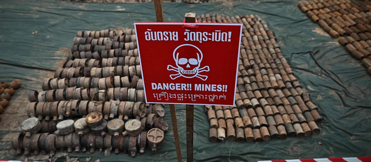 Landminen, die geborgen wurden, liegen Grenzprovinz Surin (Thailand) nebeneinander.